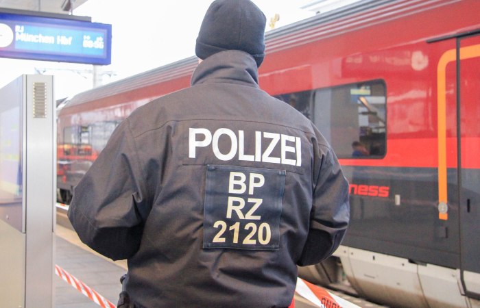 Bundepolizei vor Railjet Hauptbahnhof(4)
